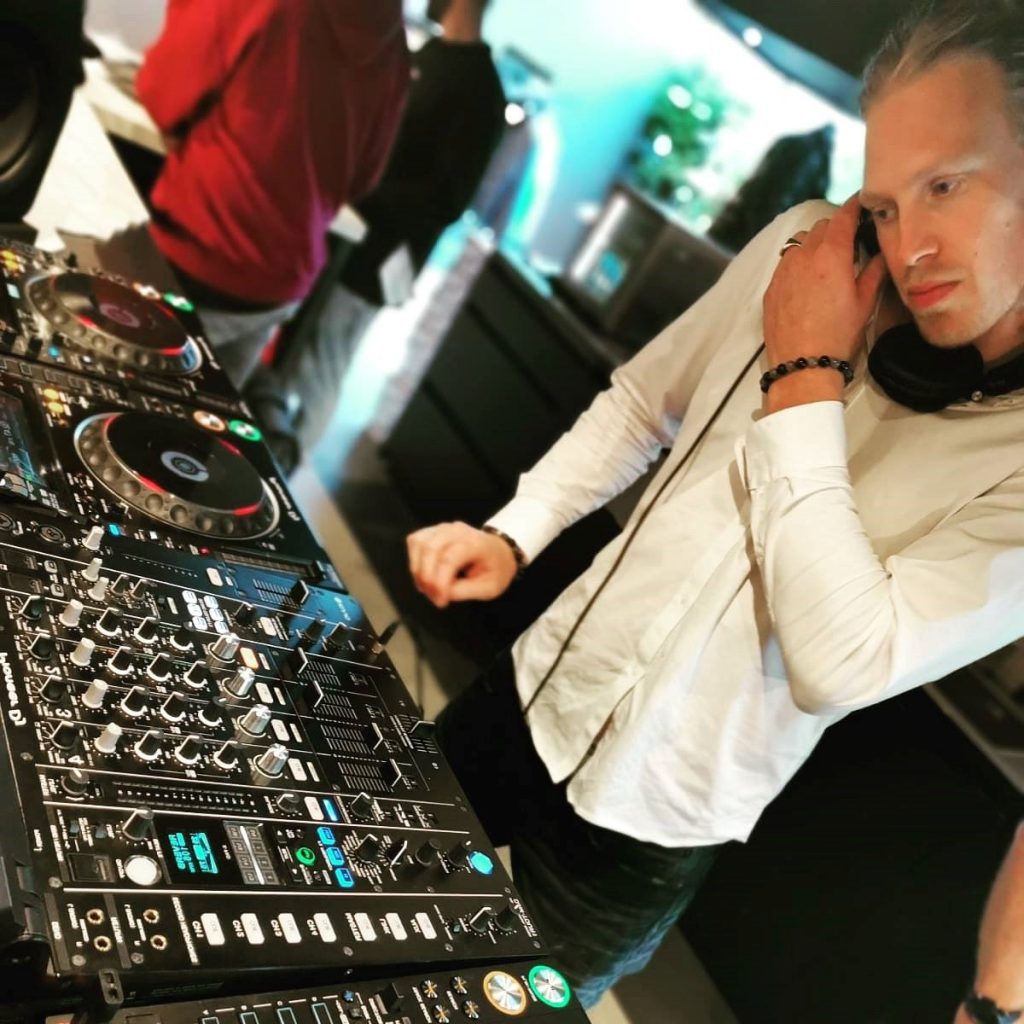 Tine Machine DJ